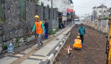 Sejumlah pekerja proyek rehabilitasi Jalan Gudang, Kecamatan Cikole, Kota Sukabumi, terpantau menggunakan APD saat bekerja di lapangan. Foto: Boy