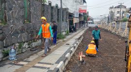 Sejumlah pekerja proyek rehabilitasi Jalan Gudang, Kecamatan Cikole, Kota Sukabumi, terpantau menggunakan APD saat bekerja di lapangan. Foto: Boy