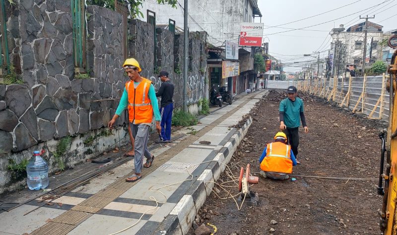Sejumlah pekerja proyek rehabilitasi Jalan Gudang, Kecamatan Cikole, Kota Sukabumi, terpantau menggunakan APD saat bekerja di lapangan. Foto: Boy