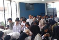 Ribuan pencaker antusias mengikuti kegiatan Job Fair yang digelar di Kampus Politeknik Sukabumi, Jalan Babakan Sirna, Kelurahan Benteng, Kecamatan Warudoyong, Sabtu (25/4). Foto: Boy