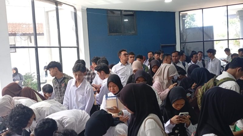 Ribuan pencaker antusias mengikuti kegiatan Job Fair yang digelar di Kampus Politeknik Sukabumi, Jalan Babakan Sirna, Kelurahan Benteng, Kecamatan Warudoyong, Sabtu (25/4). Foto: Boy