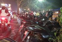 Kendaraan roda dua yang terparkir di badan Jalan Veteran II, Kecamatan Cikole, Kota Sukabumi, tepatnya di depan Gedung Juang 45 yang diduga menjadi penyebab kemacetan, pada Sabtu (25/4) malam. Foto: Boy