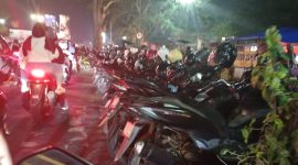 Kendaraan roda dua yang terparkir di badan Jalan Veteran II, Kecamatan Cikole, Kota Sukabumi, tepatnya di depan Gedung Juang 45 yang diduga menjadi penyebab kemacetan, pada Sabtu (25/4) malam. Foto: Boy