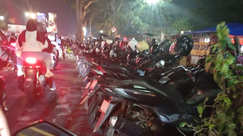 Kendaraan roda dua yang terparkir di badan Jalan Veteran II, Kecamatan Cikole, Kota Sukabumi, tepatnya di depan Gedung Juang 45 yang diduga menjadi penyebab kemacetan, pada Sabtu (25/4) malam. Foto: Boy