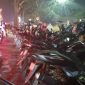 Kendaraan roda dua yang terparkir di badan Jalan Veteran II, Kecamatan Cikole, Kota Sukabumi, tepatnya di depan Gedung Juang 45 yang diduga menjadi penyebab kemacetan, pada Sabtu (25/4) malam. Foto: Boy