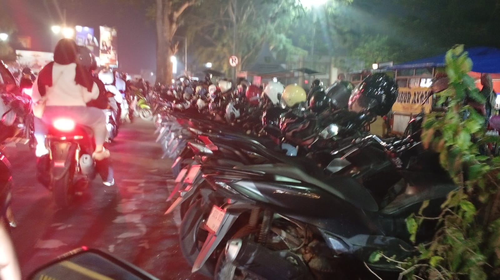 Kendaraan roda dua yang terparkir di badan Jalan Veteran II, Kecamatan Cikole, Kota Sukabumi, tepatnya di depan Gedung Juang 45 yang diduga menjadi penyebab kemacetan, pada Sabtu (25/4) malam. Foto: Boy