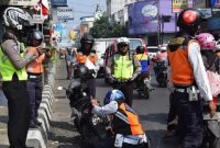Petugas menggembok ban motor yang terparkir sembarangan di Jalan Ahmad Yani, Kota Sukabumi, pada beberapa waktu lalu. Foto: Dok. Dishub