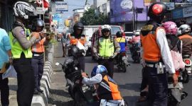 Petugas menggembok ban motor yang terparkir sembarangan di Jalan Ahmad Yani, Kota Sukabumi, pada beberapa waktu lalu. Foto: Dok. Dishub