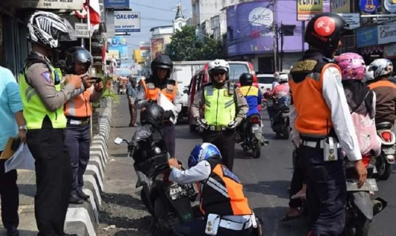 Petugas menggembok ban motor yang terparkir sembarangan di Jalan Ahmad Yani, Kota Sukabumi, pada beberapa waktu lalu. Foto: Dok. Dishub
