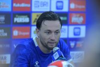 Gelandang Persib Bandung, Marc Klok, saat sesi konferensi pers di Stadion GBLA, pada Sabtu (11/4). Foto: Dok. Persib