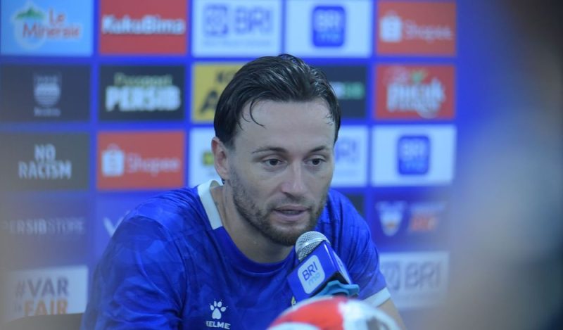 Gelandang Persib Bandung, Marc Klok, saat sesi konferensi pers di Stadion GBLA, pada Sabtu (11/4). Foto: Dok. Persib