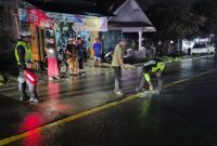 Polisi saat melakukan olah TKP kecelakaan maut di ruas jalan Sukabumi-Cianjur, Kecamatan Sukalarang, Kabupaten Sukabumi, Minggu (3/5) malam. (Istimewa)