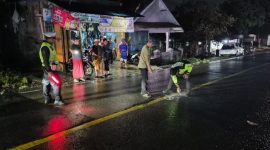 Polisi saat melakukan olah TKP kecelakaan maut di ruas jalan Sukabumi-Cianjur, Kecamatan Sukalarang, Kabupaten Sukabumi, Minggu (3/5) malam. (Istimewa)