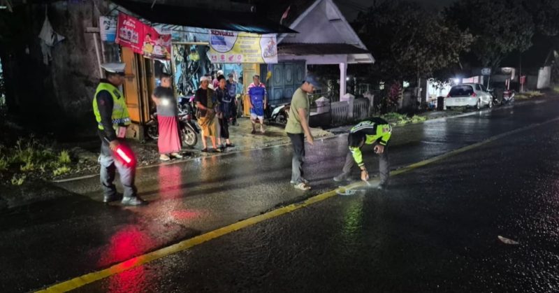 Polisi saat melakukan olah TKP kecelakaan maut di ruas jalan Sukabumi-Cianjur, Kecamatan Sukalarang, Kabupaten Sukabumi, Minggu (3/5) malam. (Istimewa)