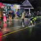 Polisi saat melakukan olah TKP kecelakaan maut di ruas jalan Sukabumi-Cianjur, Kecamatan Sukalarang, Kabupaten Sukabumi, Minggu (3/5) malam. (Istimewa)