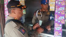 Petugas Satpol PP Kota Sukabumi berhasil menemukan obat keras golongan G jenis Tramadol di salah satu kios di wilayah Jalan R.A Kosasih (Harempoy), Kelurahan Subangjaya, Kecamatan Cikole, Senin (25/5). (Foto: Istimewa)