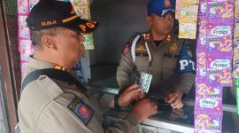 Petugas Satpol PP Kota Sukabumi berhasil menemukan obat keras golongan G jenis Tramadol di salah satu kios di wilayah Jalan R.A Kosasih (Harempoy), Kelurahan Subangjaya, Kecamatan Cikole, Senin (25/5). (Foto: Istimewa)