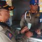 Petugas Satpol PP Kota Sukabumi berhasil menemukan obat keras golongan G jenis Tramadol di salah satu kios di wilayah Jalan R.A Kosasih (Harempoy), Kelurahan Subangjaya, Kecamatan Cikole, Senin (25/5). (Foto: Istimewa)
