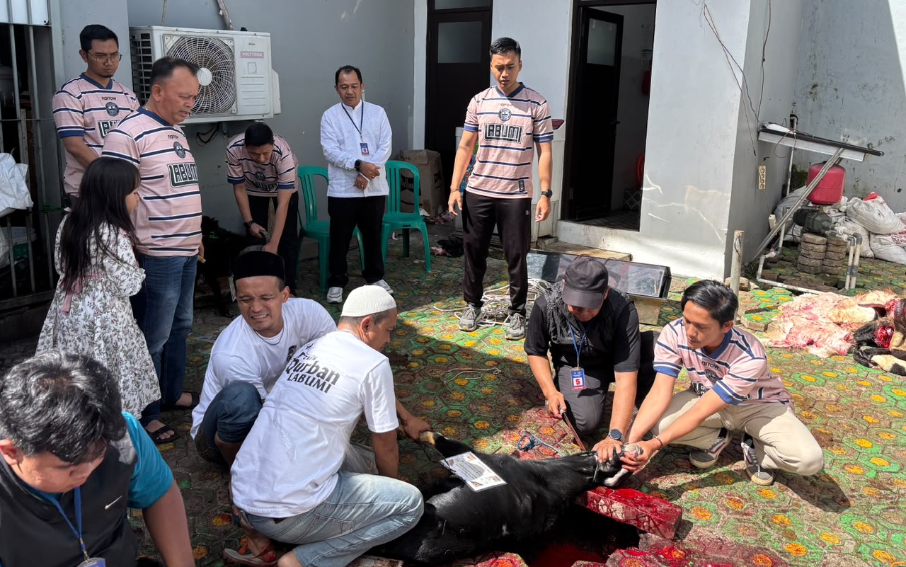 Proses penyembelihan hewan kurban yang digelar Lapas Kelas IIB Sukabumi, Rabu (27/5). (Foto: Humas Lapas Sukabumi)