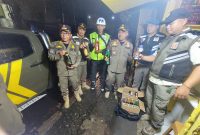 Petugas gabungan melakukan razia miras di Jalan Pelabuhan II, Kecamatan Warudoyong, Kota Sukabumi, pada beberapa waktu lalu. (Dok. Literasi Media)