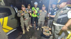 Petugas gabungan melakukan razia miras di Jalan Pelabuhan II, Kecamatan Warudoyong, Kota Sukabumi, pada beberapa waktu lalu. (Dok. Literasi Media)