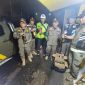 Petugas gabungan melakukan razia miras di Jalan Pelabuhan II, Kecamatan Warudoyong, Kota Sukabumi, pada beberapa waktu lalu. (Dok. Literasi Media)