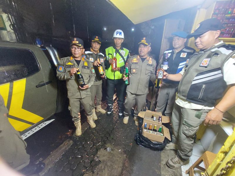 Petugas gabungan melakukan razia miras di Jalan Pelabuhan II, Kecamatan Warudoyong, Kota Sukabumi, pada beberapa waktu lalu. (Dok. Literasi Media)