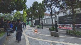 Puluhan mahasiswa yang tergabung dalam BEM FIS UMMI menggelar aksi mimbar bebas yang bertepatan dengan momentum Hari Buruh Internasional atau May Day dan Hardiknas di depan Gedung DPRD Kota Sukabumi, Sabtu (2/5). (Istimewa)