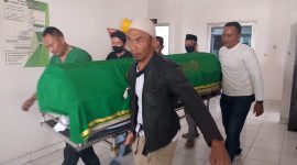 Jenazah korban penganiayaan saat akan dibawa ke rumah duka usai dilakukan autopsi di RSUD R Syamsudin SH, Minggu (3/5). (Boy)