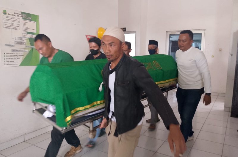 Jenazah korban penganiayaan saat akan dibawa ke rumah duka usai dilakukan autopsi di RSUD R Syamsudin SH, Minggu (3/5). (Boy)