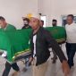 Jenazah korban penganiayaan saat akan dibawa ke rumah duka usai dilakukan autopsi di RSUD R Syamsudin SH, Minggu (3/5). (Boy)