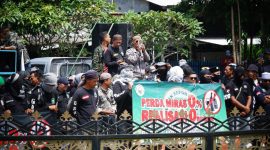 Ratusan massa dari Ormas Garis Sukabumi Raya mendesak pemerintah menegakkan Perda larangan peredaran mihol saat melakukan aksi unjuk rasa di depan Balai Kota, Selasa (5/5). (Istimewa)