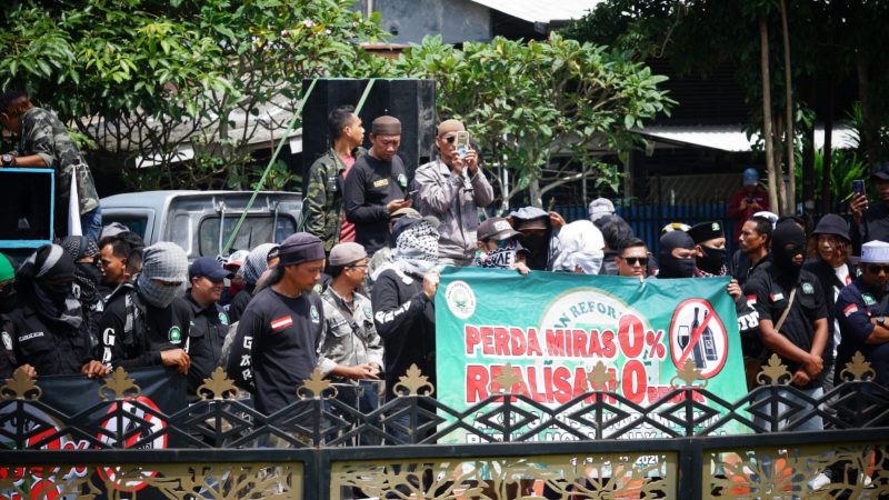 Ratusan massa dari Ormas Garis Sukabumi Raya mendesak pemerintah menegakkan Perda larangan peredaran mihol saat melakukan aksi unjuk rasa di depan Balai Kota, Selasa (5/5). (Istimewa)