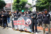 Ratusan massa dari Ormas Garis Sukabumi Raya mendesak pemerintah menegakkan Perda larangan peredaran mihol saat melakukan aksi unjuk rasa di depan Balai Kota, Selasa (5/5). (Istimewa)