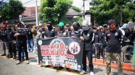 Ratusan massa dari Ormas Garis Sukabumi Raya mendesak pemerintah menegakkan Perda larangan peredaran mihol saat melakukan aksi unjuk rasa di depan Balai Kota, Selasa (5/5). (Istimewa)
