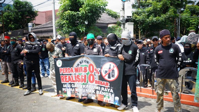 Ratusan massa dari Ormas Garis Sukabumi Raya mendesak pemerintah menegakkan Perda larangan peredaran mihol saat melakukan aksi unjuk rasa di depan Balai Kota, Selasa (5/5). (Istimewa)