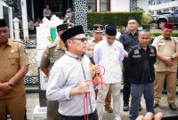 Ketua DPRD Kota Sukabumi, Wawan Juanda, saat menanggapi penyampaian aspirasi yang dilakukan Ormas Garis Sukabumi Raya, di depan Balai Kota, Selasa (5/5). (Istimewa)