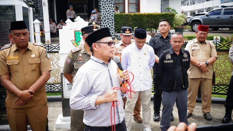 Ketua DPRD Kota Sukabumi, Wawan Juanda, saat menanggapi penyampaian aspirasi yang dilakukan Ormas Garis Sukabumi Raya, di depan Balai Kota, Selasa (5/5). (Istimewa)