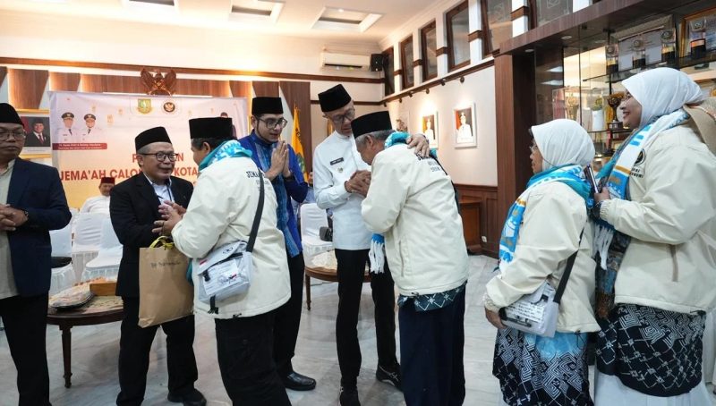 Pemkot Sukabumi resmi melepas 18 calon jemaah haji yang tergabung dalam Kloter 13 JKS untuk musim haji 1447 Hijriah/2026 Masehi di Ruang Utama Balai Kota, Kamis (7/5). (Dokpim Kota Sukabumi)