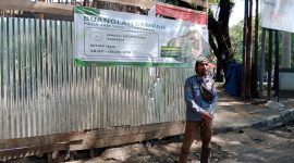 Pemerintah Kelurahan Gunungpuyuh melibatkan petugas Linmas untuk menjaga area pembuangan sampah liar di Jalan Brawijaya Kota Sukabumi. (Istimewa)