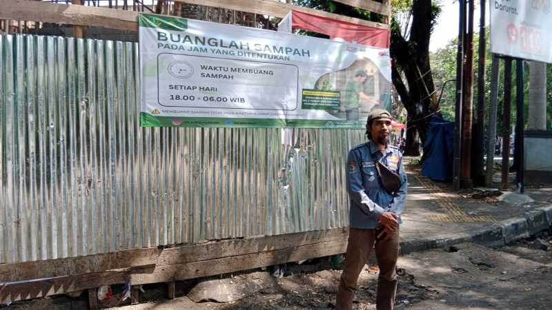 Pemerintah Kelurahan Gunungpuyuh melibatkan petugas Linmas untuk menjaga area pembuangan sampah liar di Jalan Brawijaya Kota Sukabumi. (Istimewa)