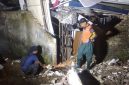 Petugas BPBD Kota Sukabumi saat melakukan penanganan dampak cuaca ekstrem yang terjadi wilayah Kelurahan Benteng, Kecamatan Warudoyong, Sabtu (15/5) malam. (Istimewa)