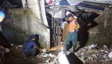 Petugas BPBD Kota Sukabumi saat melakukan penanganan dampak cuaca ekstrem yang terjadi wilayah Kelurahan Benteng, Kecamatan Warudoyong, Sabtu (15/5) malam. (Istimewa)