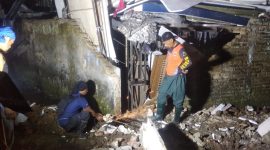 Petugas BPBD Kota Sukabumi saat melakukan penanganan dampak cuaca ekstrem yang terjadi wilayah Kelurahan Benteng, Kecamatan Warudoyong, Sabtu (15/5) malam. (Istimewa)