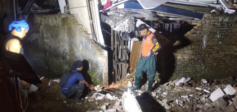 Petugas BPBD Kota Sukabumi saat melakukan penanganan dampak cuaca ekstrem yang terjadi wilayah Kelurahan Benteng, Kecamatan Warudoyong, Sabtu (15/5) malam. (Istimewa)