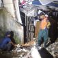Petugas BPBD Kota Sukabumi saat melakukan penanganan dampak cuaca ekstrem yang terjadi wilayah Kelurahan Benteng, Kecamatan Warudoyong, Sabtu (15/5) malam. (Istimewa)