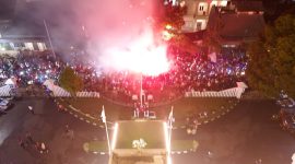 Euforia Bobotoh usai Persib Bandung mengunci gelar juara Super League 2025/2026 di Jalan Syamsudin SH, tepatnya di depan Balai Kota Sukabumi, Sabtu (23/5) malam. (Foto: Istimewa)