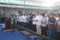 Petugas serta warga binaan Lapas Kelas IIB Sukabumi saat melaksanakan Salat Iduladha 1447 Hijriah, Rabu (27/5). (Foto: Humas Lapas Sukabumi)