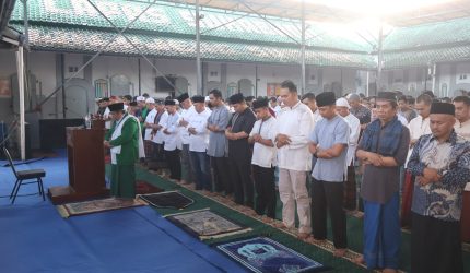 Petugas serta warga binaan Lapas Kelas IIB Sukabumi saat melaksanakan Salat Iduladha 1447 Hijriah, Rabu (27/5). (Foto: Humas Lapas Sukabumi)