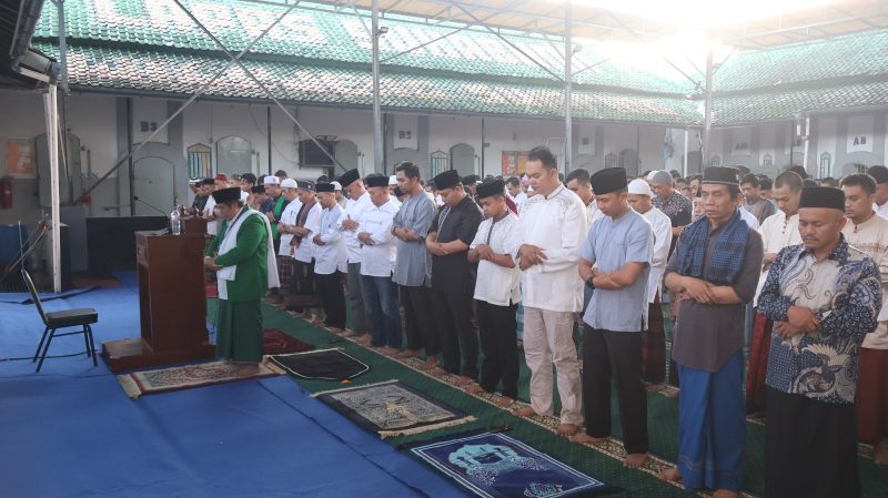 Petugas serta warga binaan Lapas Kelas IIB Sukabumi saat melaksanakan Salat Iduladha 1447 Hijriah, Rabu (27/5). (Foto: Humas Lapas Sukabumi)